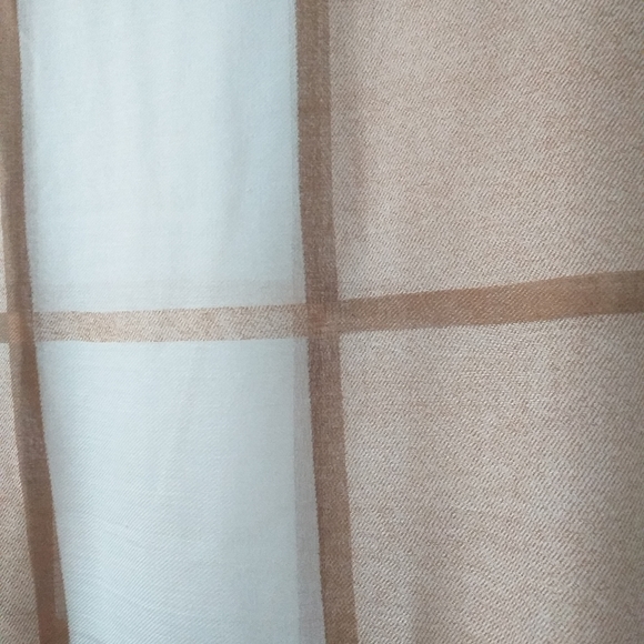 Large plaid pattern stole - Picture 2 of 3